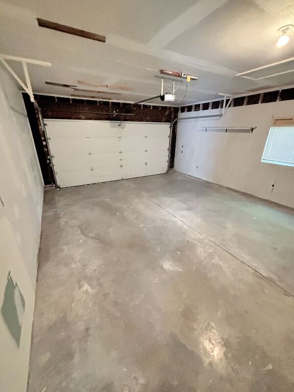 Building Photo - 6021 Silver Fox Dr