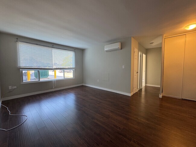 Building Photo - Updated 1 Bedroom & 1 Bathroom Apartment!