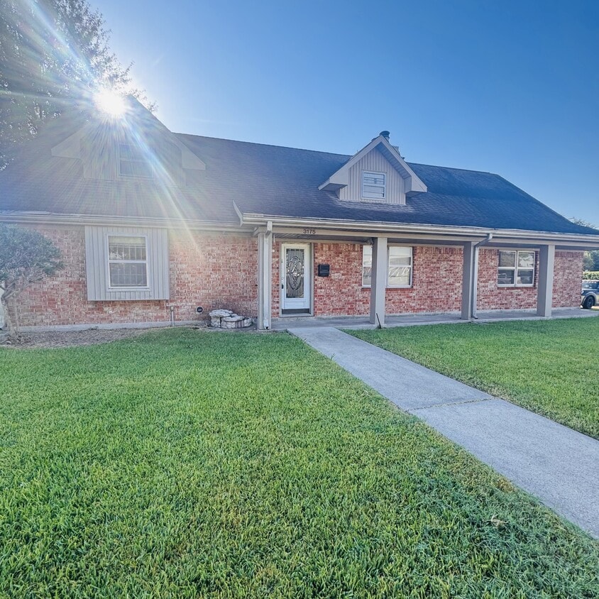 Foto principal - 3175 Sandalwood Dr