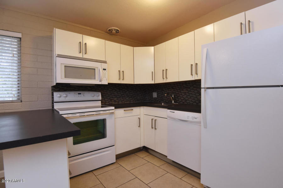 Primary Photo - 2503 E Clarendon Ave