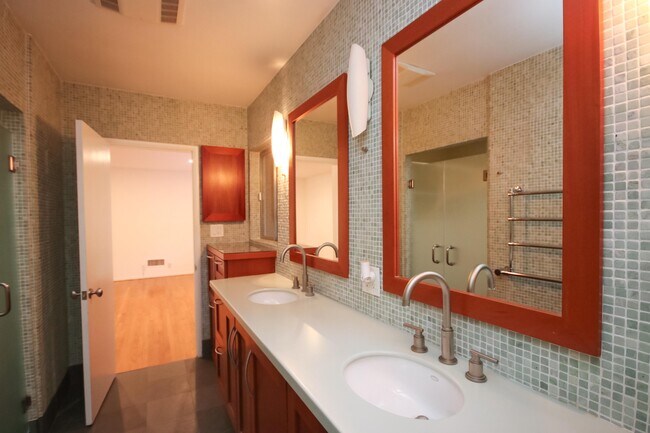 Building Photo - 331 S Orange Grove Blvd
