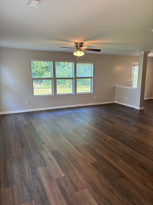 Foto del edificio - August Rent Free - Elegant, Modern Home in...