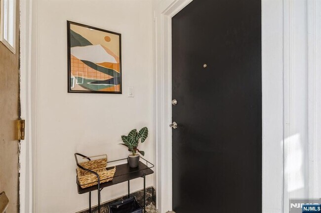 Foto del edificio - 41-43 Poe Avenue Unit 1