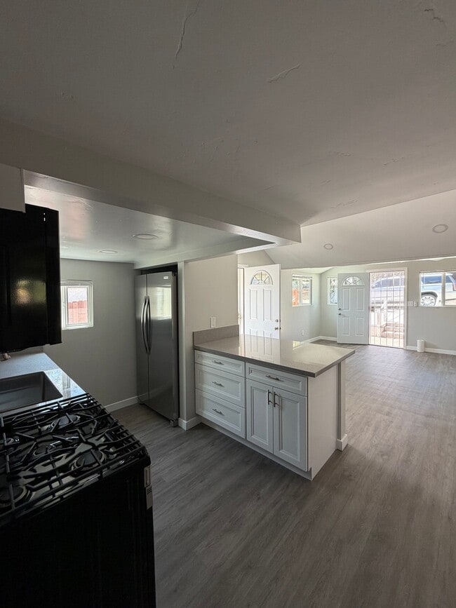 Building Photo - 2420 Ridgeway Dr
