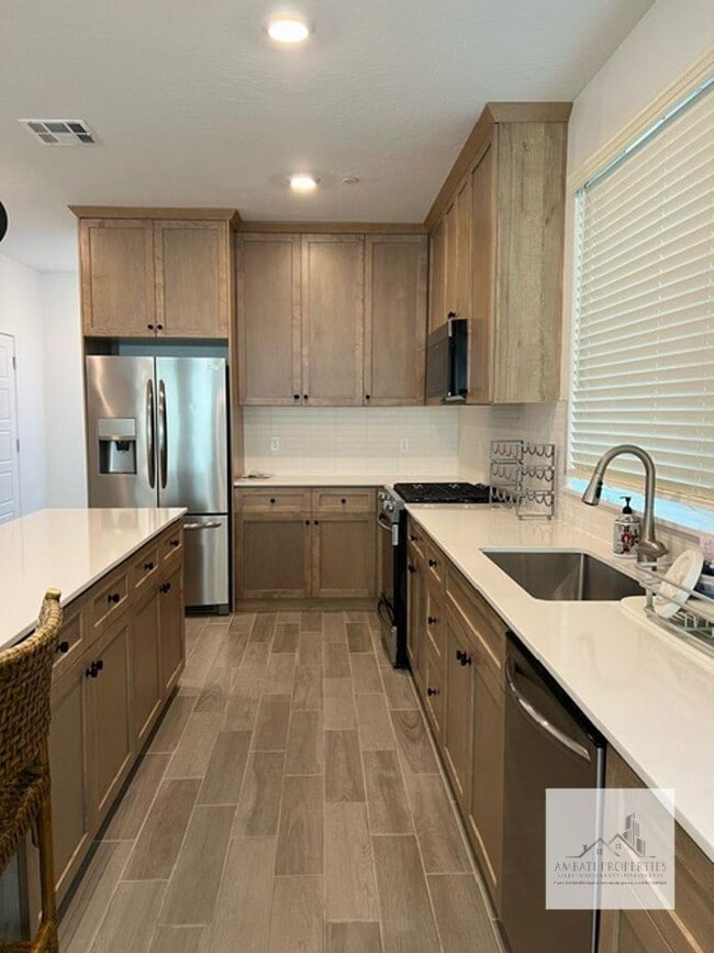 Building Photo - 2710 E Tamarind Dr