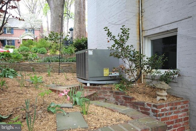 Building Photo - 3207 Circle Hill Rd