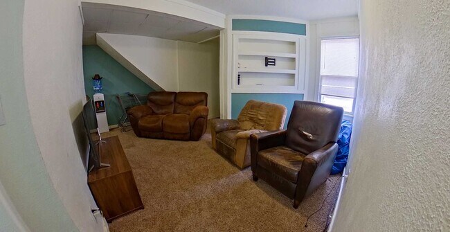 Foto del edificio - Huge House + 3 Kitchens + Off-Street Parki...