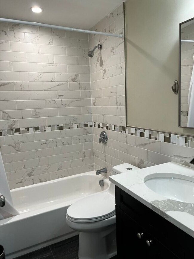 Foto del edificio - Full Luxury Renovation! 9 Bathrooms!!!!!  ...