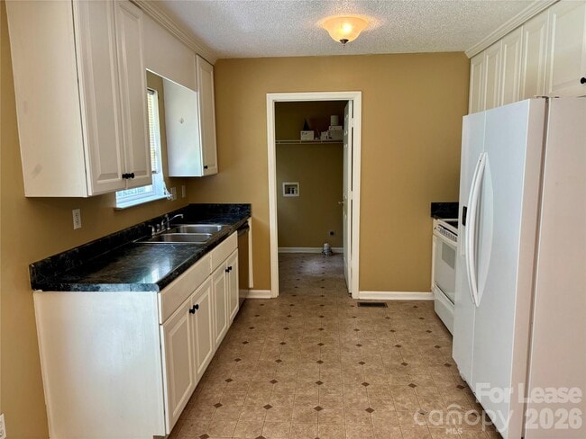 Building Photo - 316 Springhill Ln