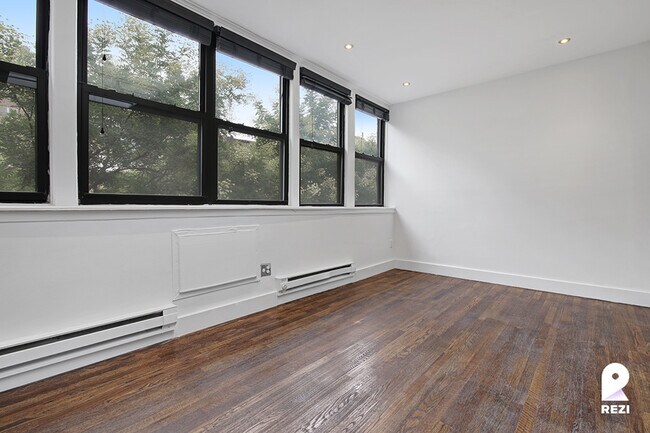 Building Photo - 348 W 21st St
