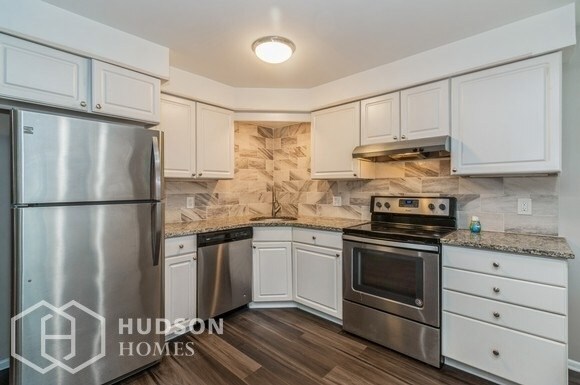Building Photo - 11 Darien Dr
