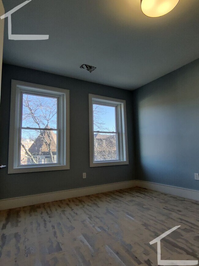 Foto del edificio - HOT BROOKLINE LISTING!!!!!!!