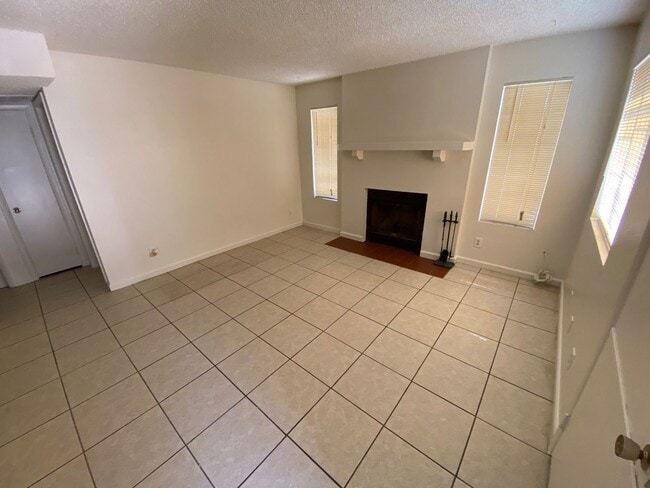 Building Photo - 2 bed downstairs unit