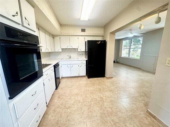 Building Photo - 2402 Ecuadorian Way