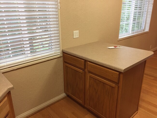 Kitchen bar - 411 Grandview Ct