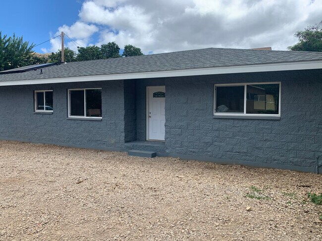 Building Photo - AVAILABLE NOW! 5 bedroom 2 bath