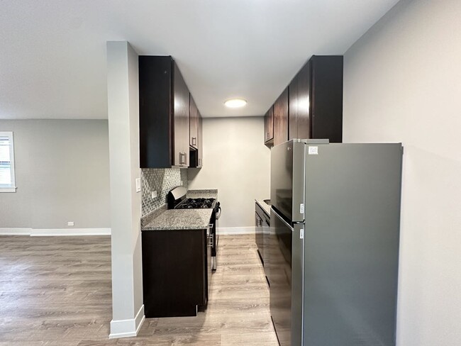 Building Photo - 4549 N Damen Ave