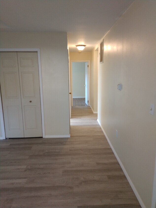 Primary Photo - 1051 Jamaica Dr