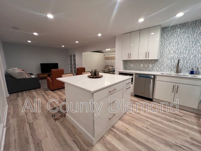 Foto del edificio - 4725 Bay Point Rd