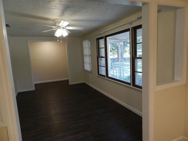 Building Photo - 3015 Thomas Dr