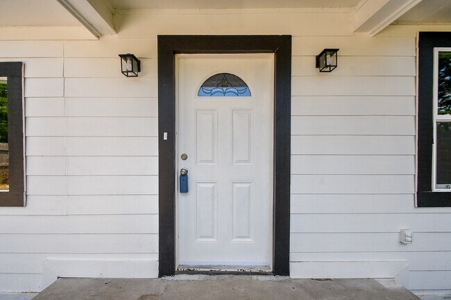 Building Photo - 9230 Lanewood Dr
