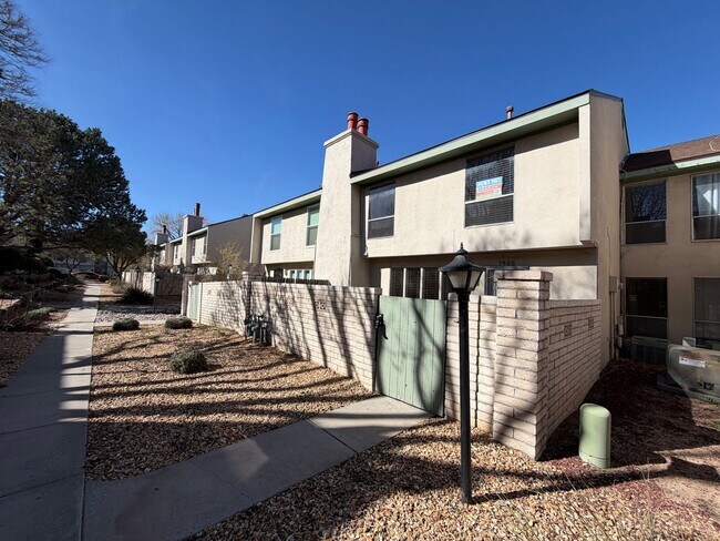 Building Photo - 2 Bedroom Townhome Available Near Montgomery Blvd NE & Pennsylvania St NE!