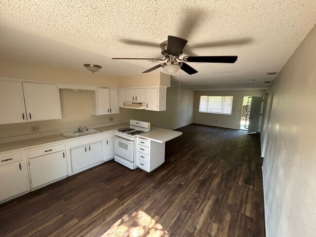 Foto del edificio - 93 E Hazelwood Dr