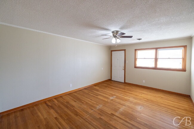 Foto del edificio - For Lease