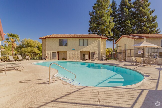 Área de piscina - Lakeview Apartments