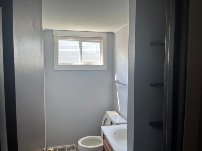 Building Photo - 3 Bedroom Duplex in Davenport Great Price