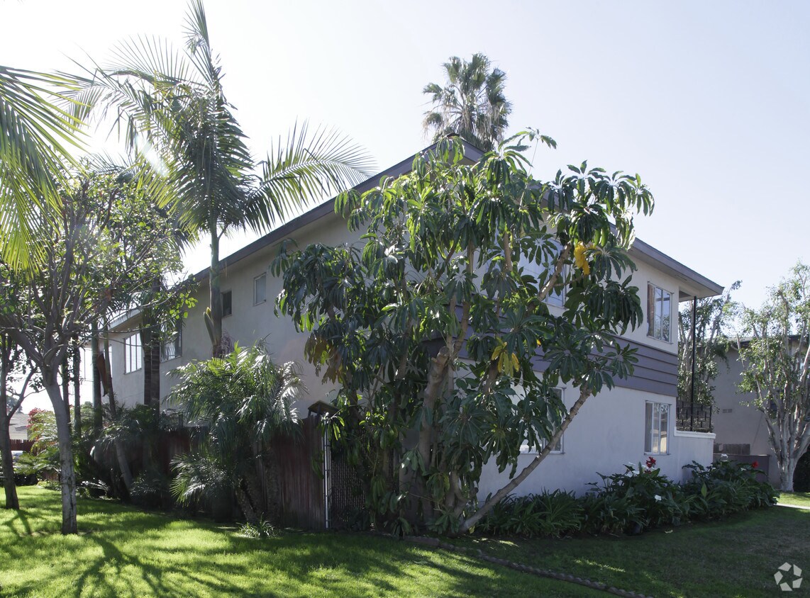 Building Photo - 1330 W Valencia Ave