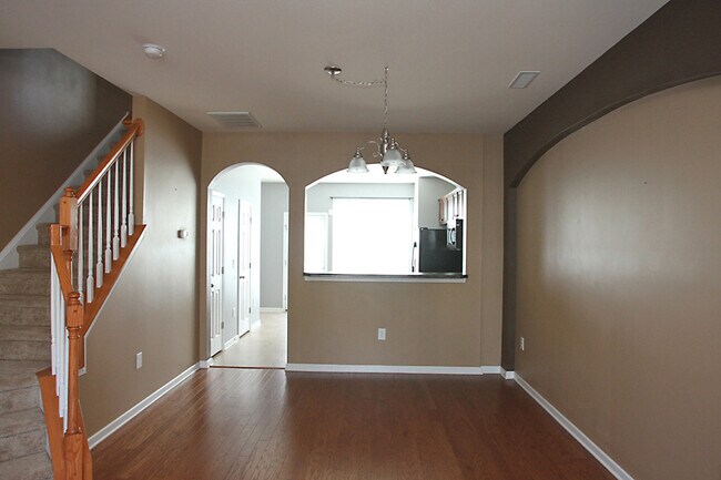 Foto del edificio - Beautiful Two Bedroom Townhome in Convenie...