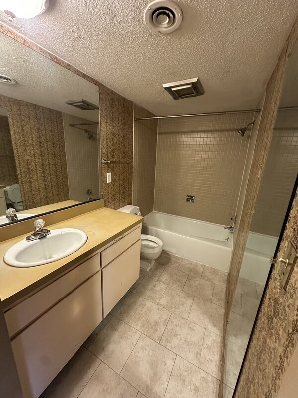 Foto del edificio - 1855 Poplar Woods Cir W