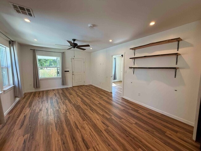 Building Photo - West Sac 2 Bed With River Access