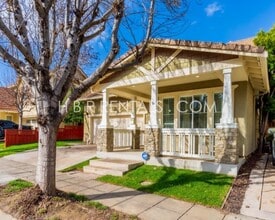 Building Photo - 485 W Viento St