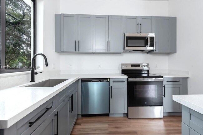 Foto del edificio - Northwest 3rd Street, Miami, FL 33126 - 3 BR 3.5 BA single-family home