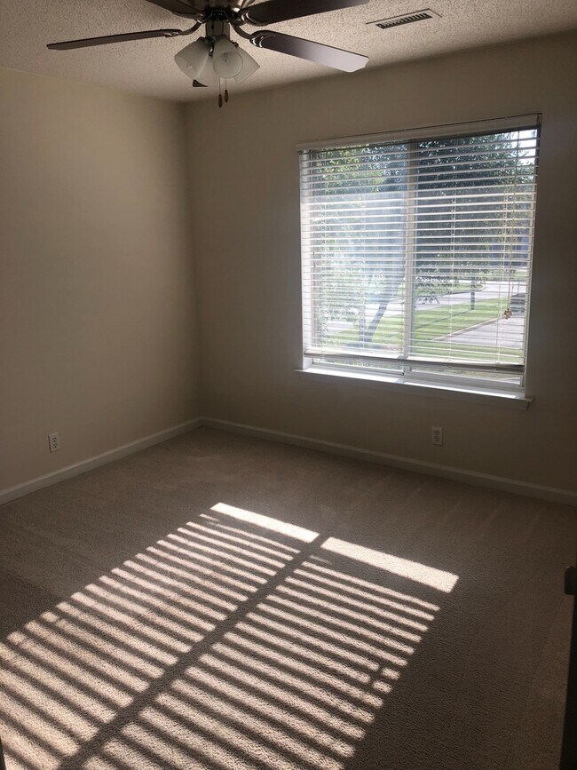 Foto del edificio - 2 beds 2 baths Condo!! Coming this January...
