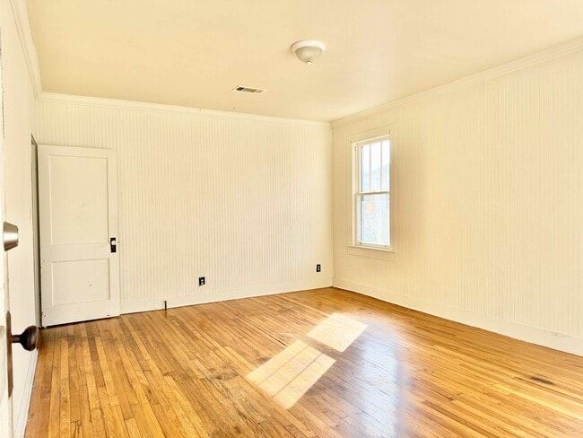 Building Photo - 452 Bernardo St