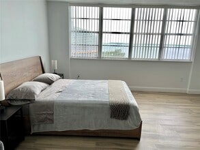 Building Photo - 801 Brickell Bay Dr