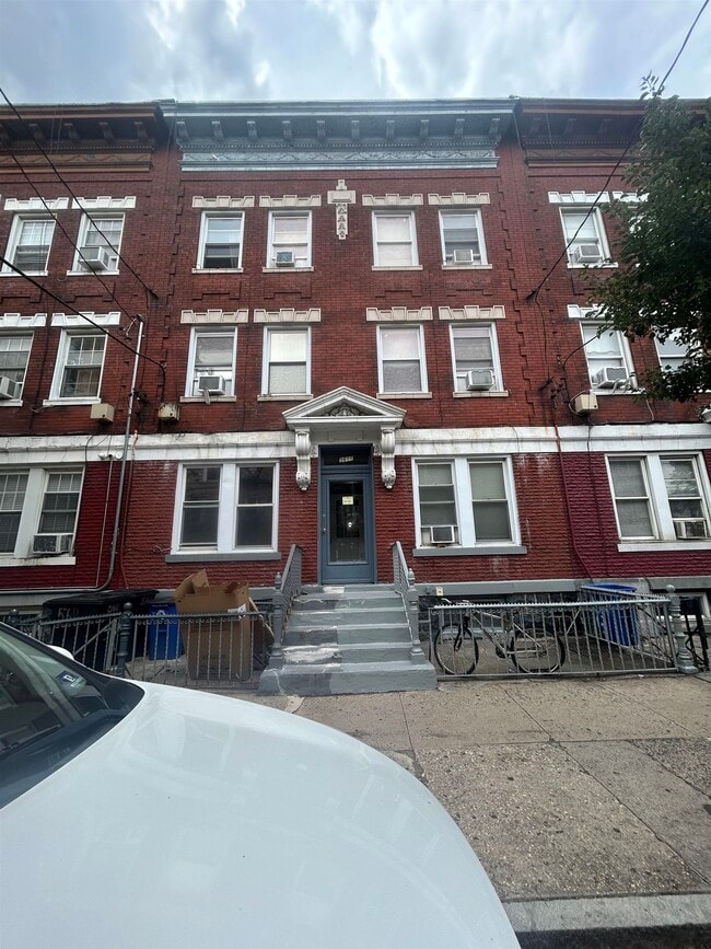 Building Photo - 5611 Hudson Ave