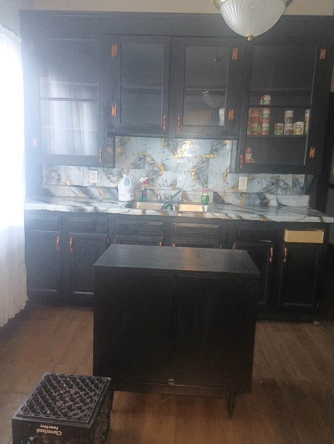 Building Photo - 9909 Dunlap Ave