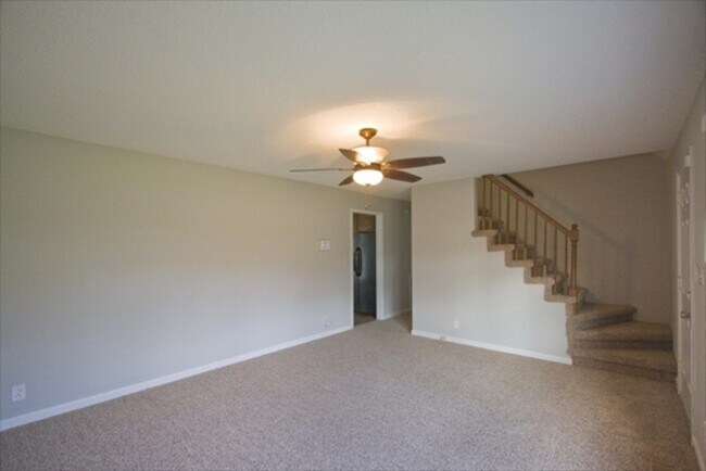 Building Photo - 385 Louise Ln