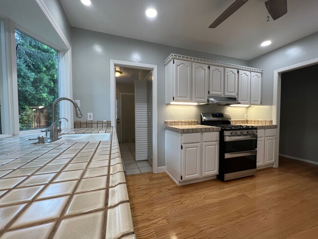 Building Photo - Attractive and Spacious 4 Bedroom 3 Bath R...
