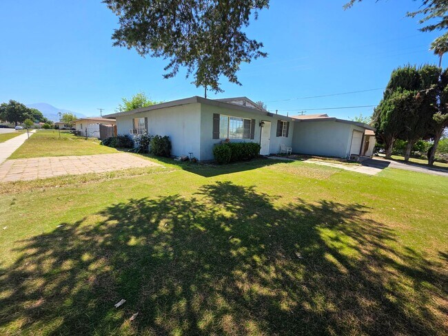 Building Photo - Charming 3-Bedroom Home on Spacious Corner...