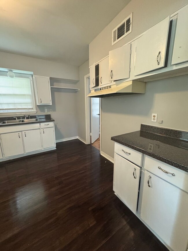 Building Photo - Delightful 3-bedroom 1.5 bath home - Open ...