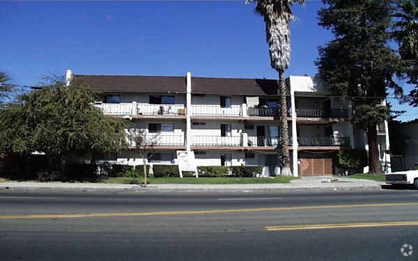 Building Photo - Saticoy Villa Grande