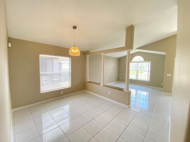 Foto del edificio - Beautiful Spacious 4 Bedrooms 2 Bathrooms Home Close to Many Attractions!!!