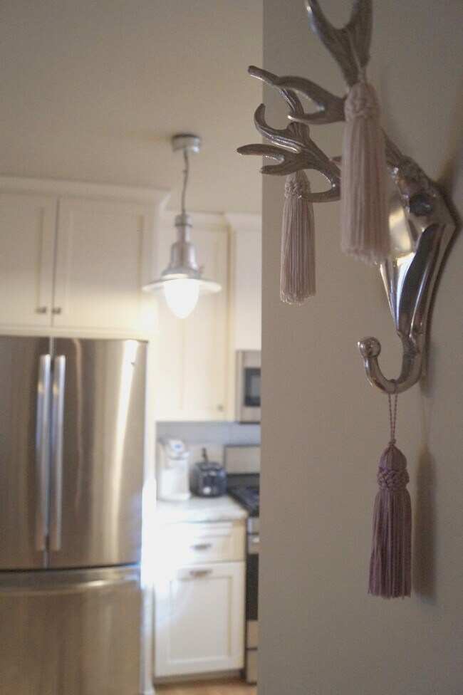 Building Photo - 2915 Sunset Blvd