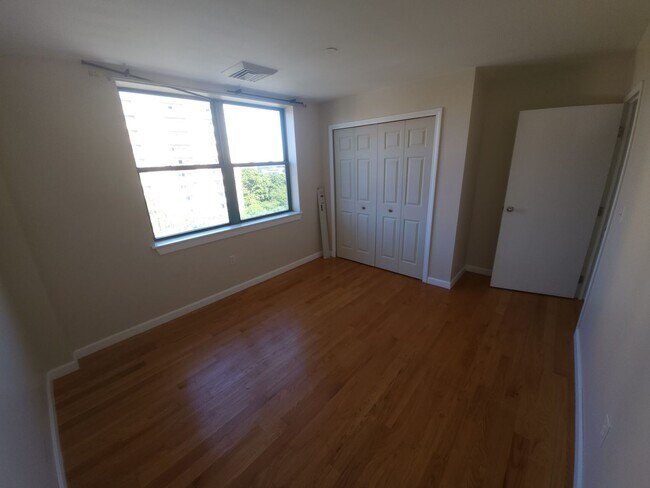 Building Photo - Spacious 2 Bd 1 Bath Condo Near North Quin...