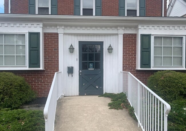 Building Photo - 211 E Broad St